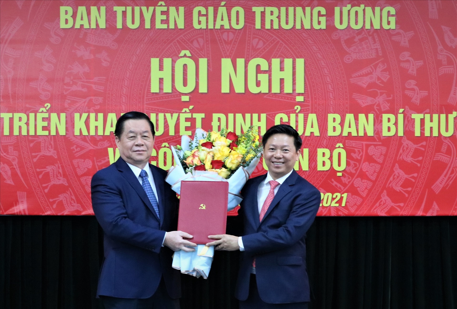 Đồng chí Nguyễn Trọng Nghĩa trao quyết định và chúc mừng đồng chí Trần Thanh Lâm