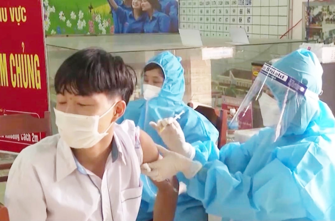 Mặc dù sợ đau khi tiêm, nhưng em Hoàng Trung Đức, học sinh lớp 11 trường THPT Trường Chinh, huyện Đắk Rlấp rất vui khi được tiêm phòng