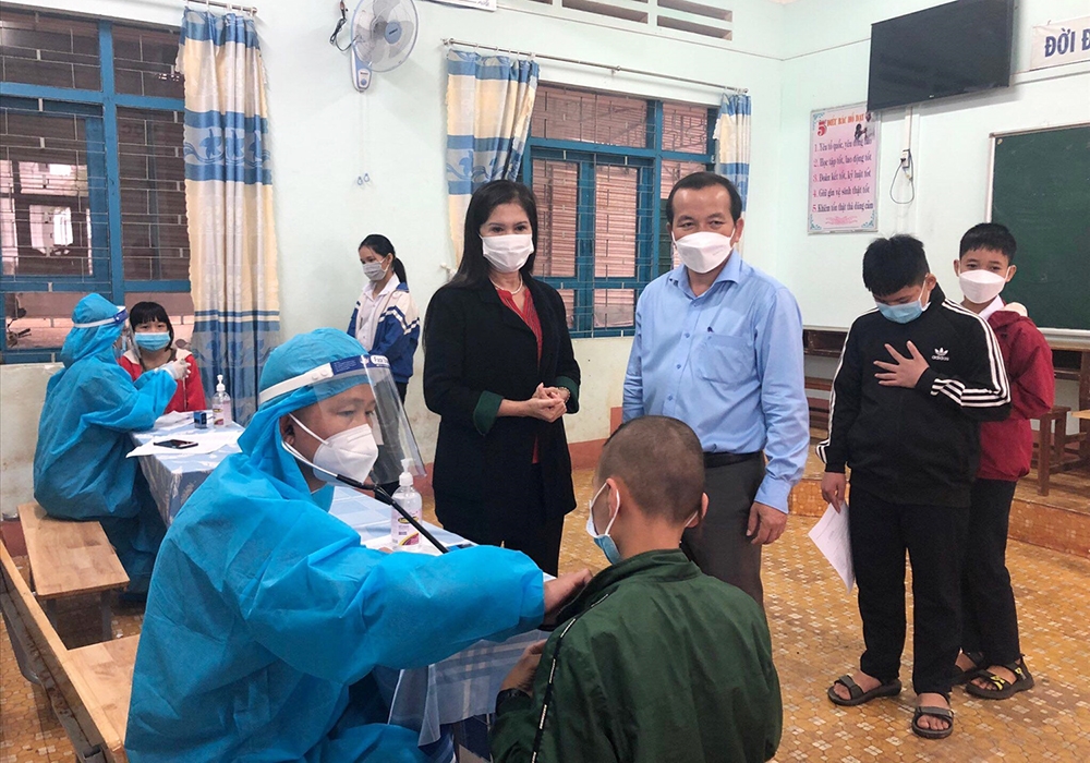 Bà Tôn Thị Ngọc Hạnh, Phó Chủ tịch UBND tỉnh Đắk Nông (mặc áo đen) trực tiếp đến kiểm tra tại các điểm tiêm cho trẻ