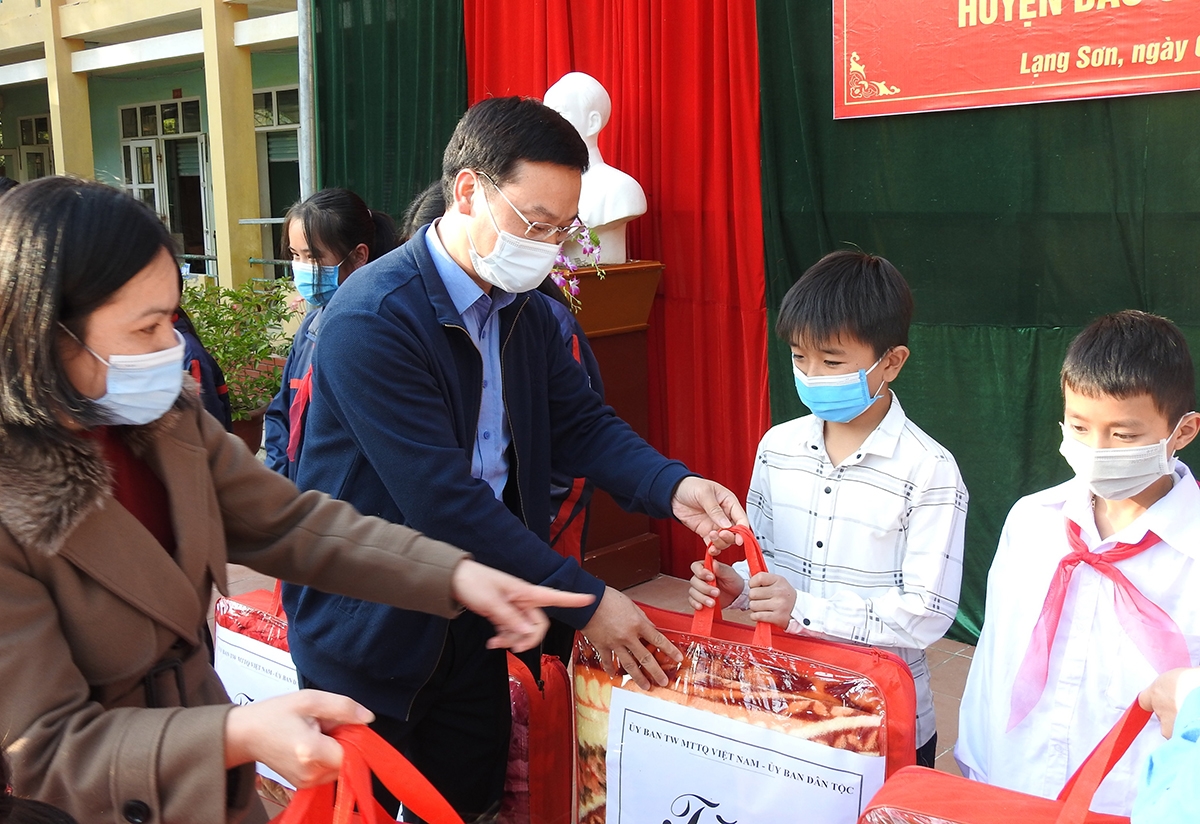 Anh Nguyễn Văn Chính - Bí thư Đoàn thanh niên UBDT trao quà cho học sinh có hoàn cảnh khó khăn trên địa bàn huyện Bắc Sơn
