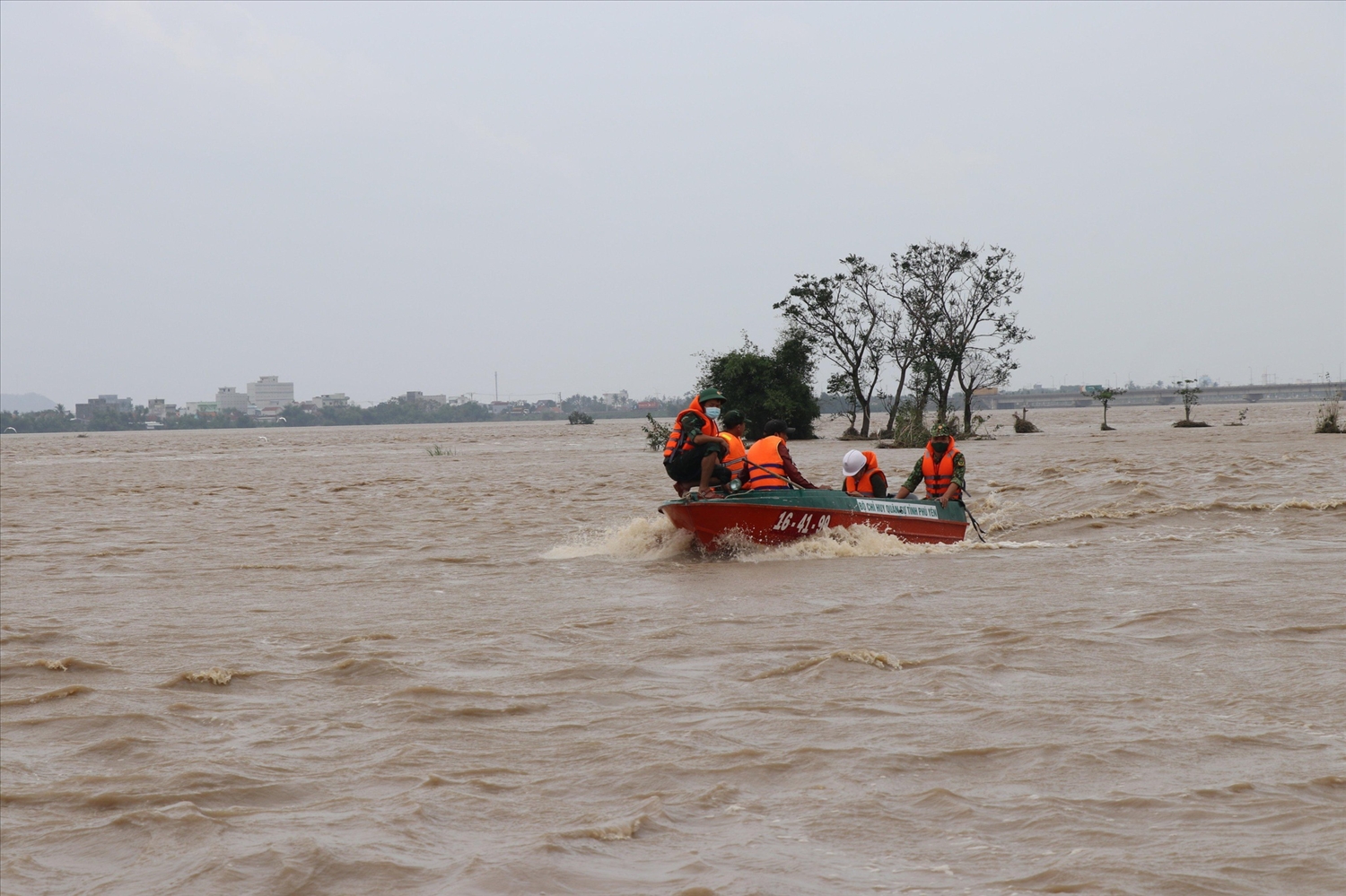 Lực lượng cứu hộ Bộ Chỉ huy Quân sự tỉnh Phú Yên đưa xuồng chuyên dụng ra sông Ba tiếp cận những người dân bị mắc kẹt do lũ về. Ảnh: THANH VINH
