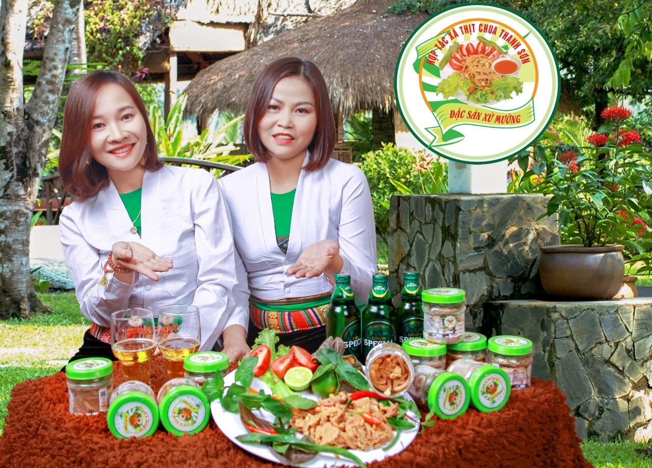 Đồng bào dân tộc Mường giới thiệu về các sản phẩm HTX thịt chua Thanh Sơn