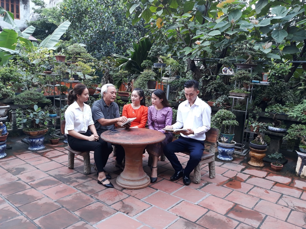 Nhà văn Trịnh Thanh Phong trò chuyện với du học sinh Lào tại Đại học Tân Trào