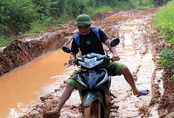 Vào mùa mưa, con đường giống như ruộng lúa sắp cấy,người dân đi lại vô cùng khó khăn
