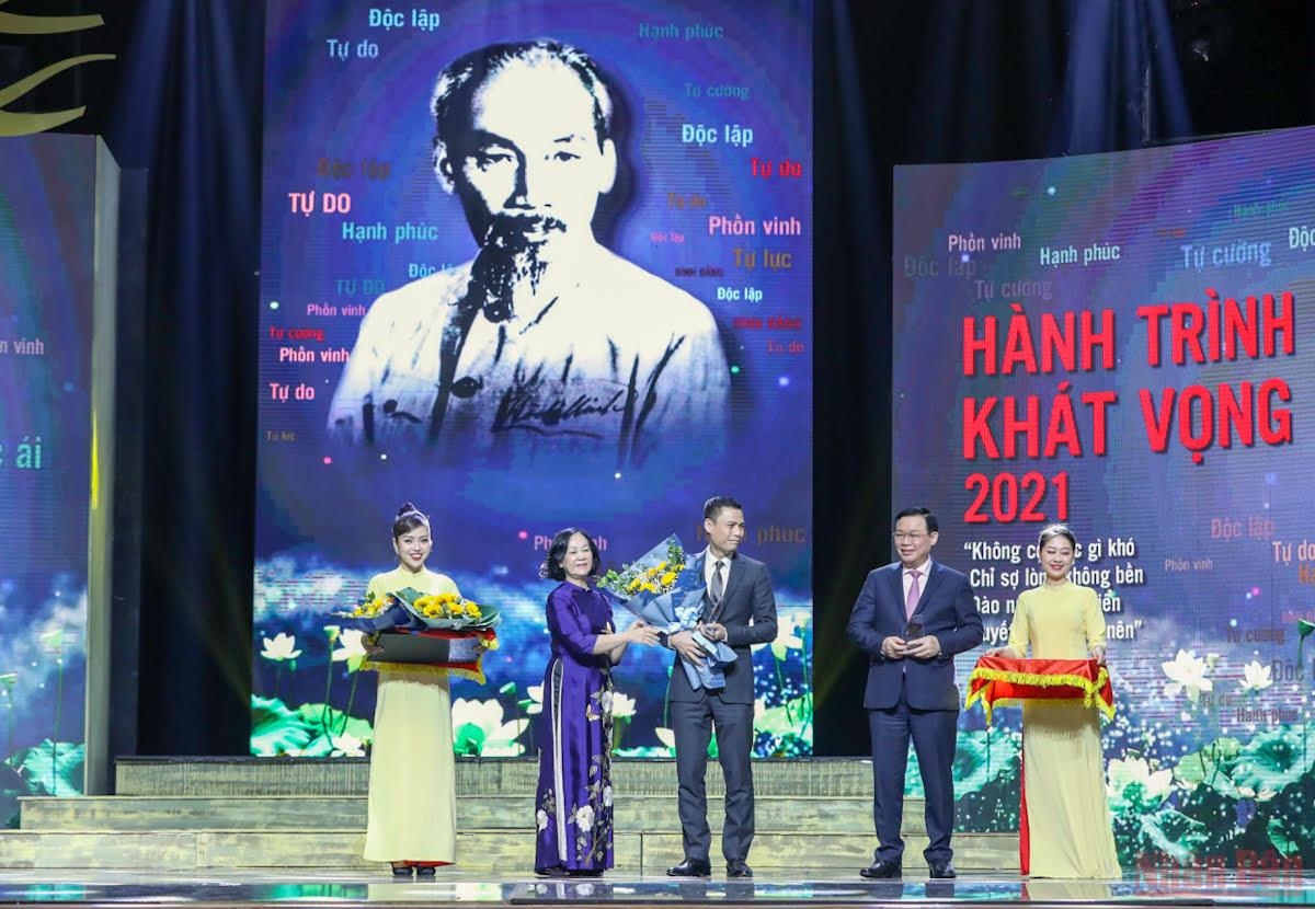 Chủ tịch Quốc hội Vương Đình Huệ và Trưởng ban Tổ chức Trung ương Trương Thị Mai trao kỷ niệm chương cho các cá nhân, tập thể điển hình toàn quốc trong học tập và làm theo tư tưởng, đạo đức, phong cách Hồ Chí Minh. (Ảnh: Duy Linh)