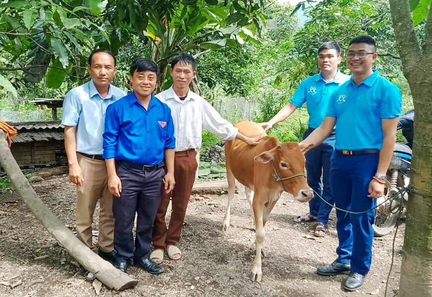 CLB thiện nguyện Kỳ Sơn hỗ trợ trao giống vật nuôi cho hộ nghèo tại huyện xã Mường Lống (Kỳ Sơn) năm 2019