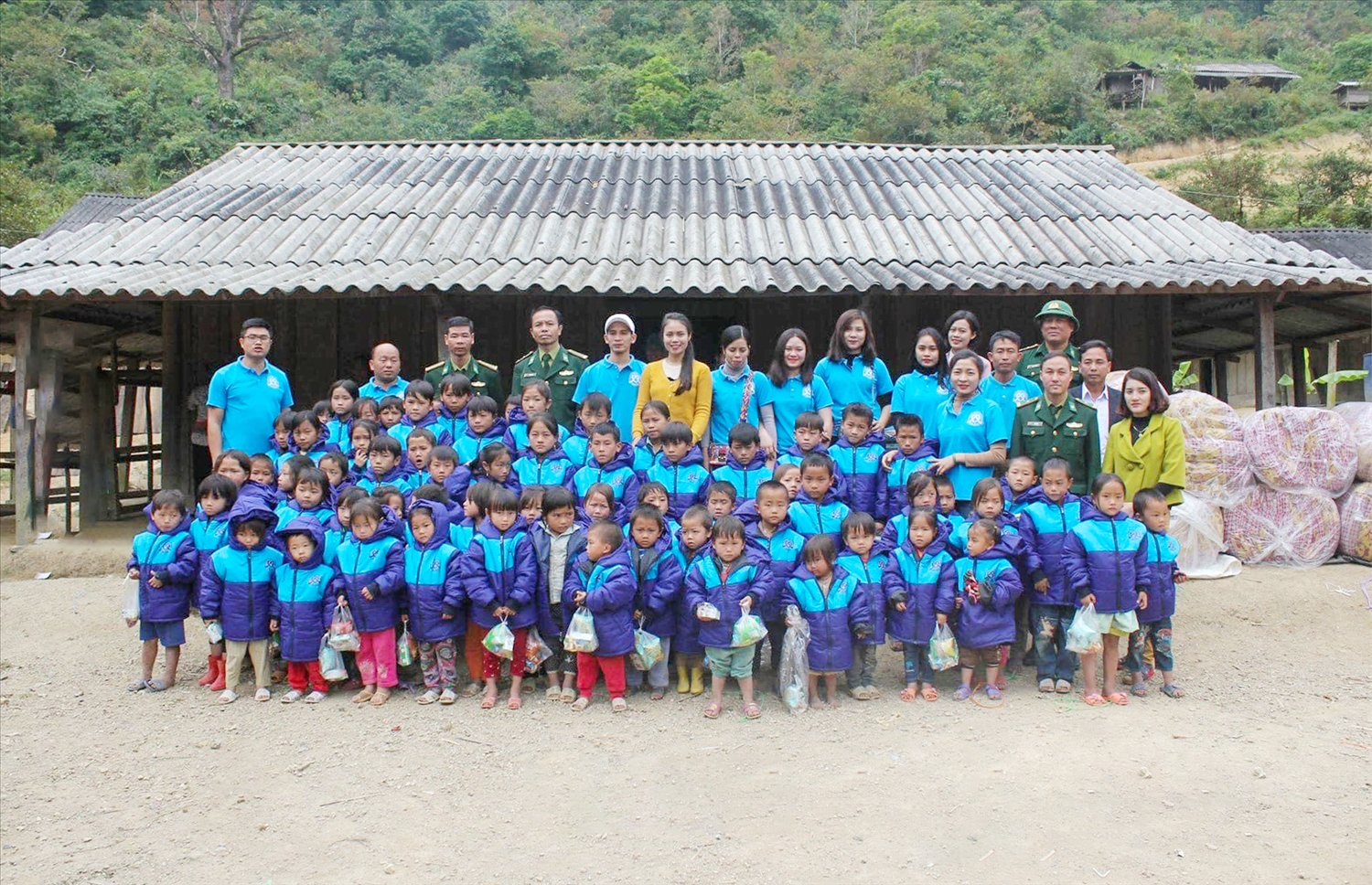 Lô Khánh Khang và CLB trao tặng áo ấm cho học sinh xã Keng Đu (Kỳ Sơn)