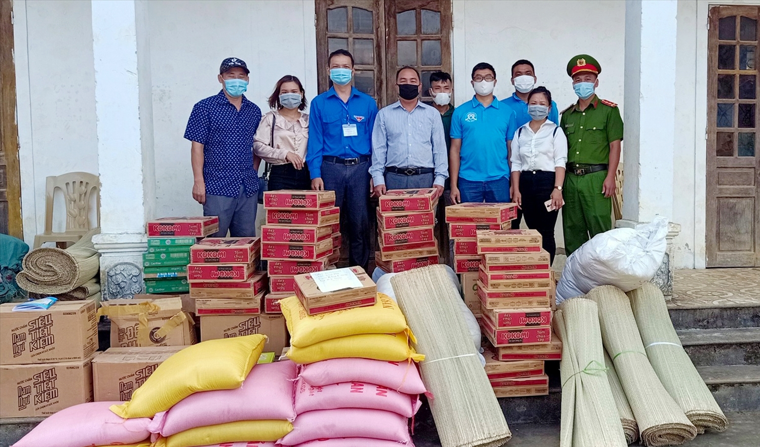 CLB thiện nguyện Kỳ Sơn trao lương thực, nhu yếu phẩm cho các khu cách ly tập trung của huyện
