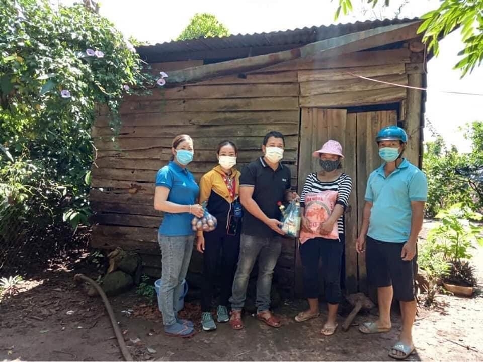 Công tác hỗ trợ lương thực cho bà con DTTS tại khu vực phong tỏa buôn Buôr, xã Tâm Thắng, huyện Cư Jút
