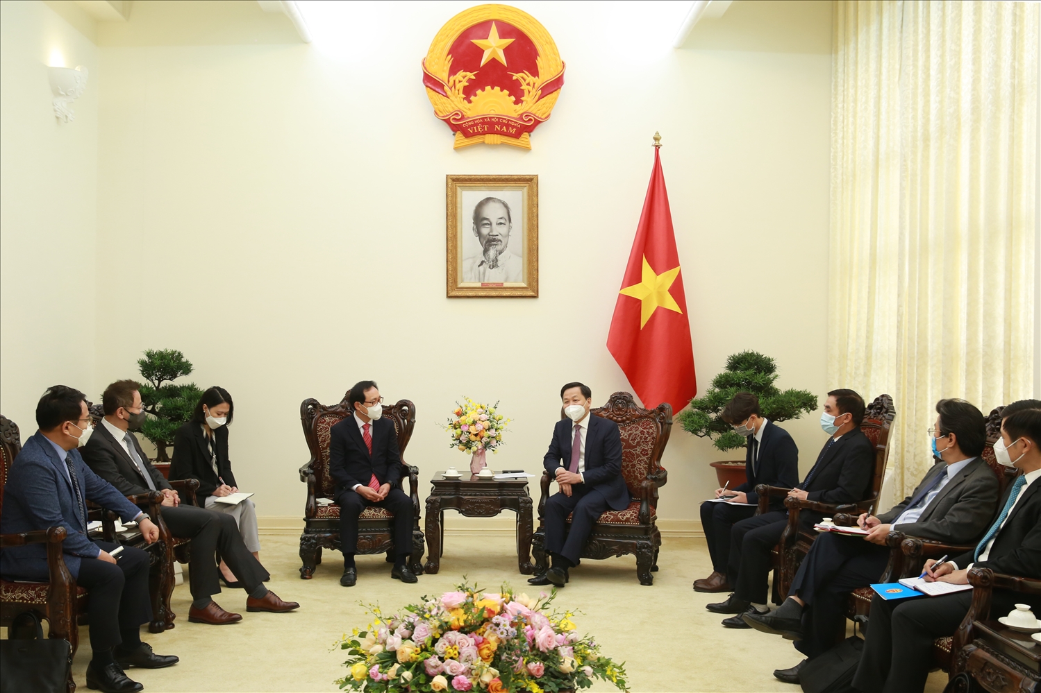 Phó Thủ tướng Lê Minh Khái đề nghị Tập đoàn Samsung tiếp tục nghiên cứu mở rộng đầu tư, đẩy nhanh quá trình xây dựng Trung tâm nghiên cứu và phát triển trong thời gian tới. Ảnh VGP/Quang Thương