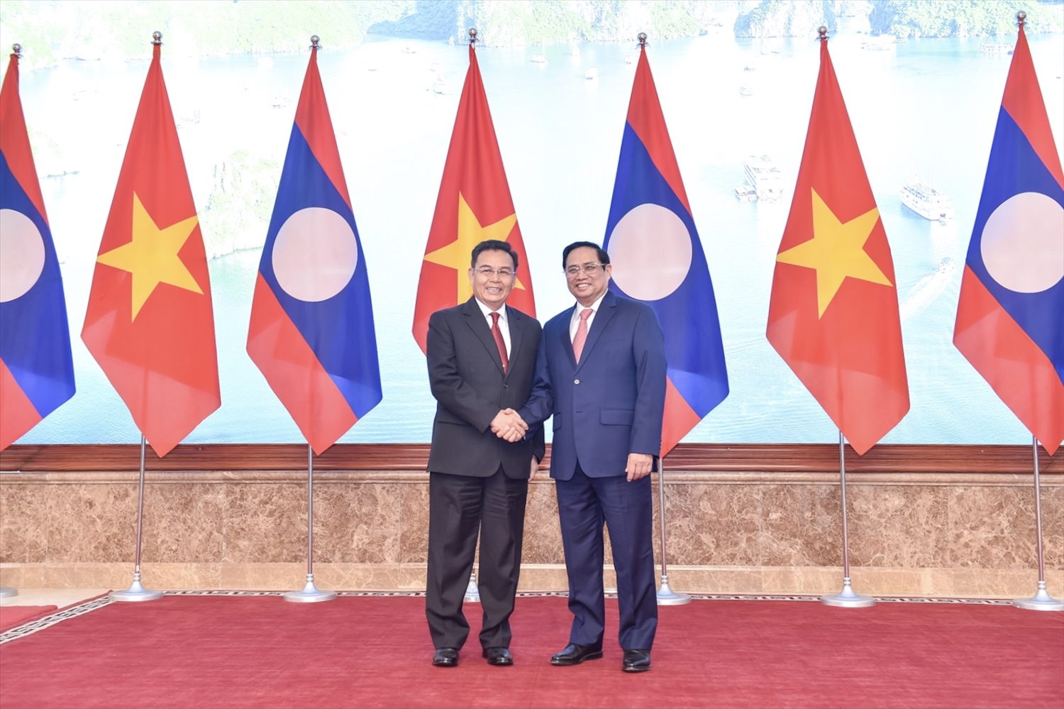 Thủ tướng Phạm Minh Chính nhiệt liệt chào mừng Chủ tịch Quốc hội Saysomphone Phomvihane cùng Đoàn đại biểu cấp cao của Quốc hội Lào sang thăm chính thức Việt Nam - Ảnh: VGP/Nhật Bắc