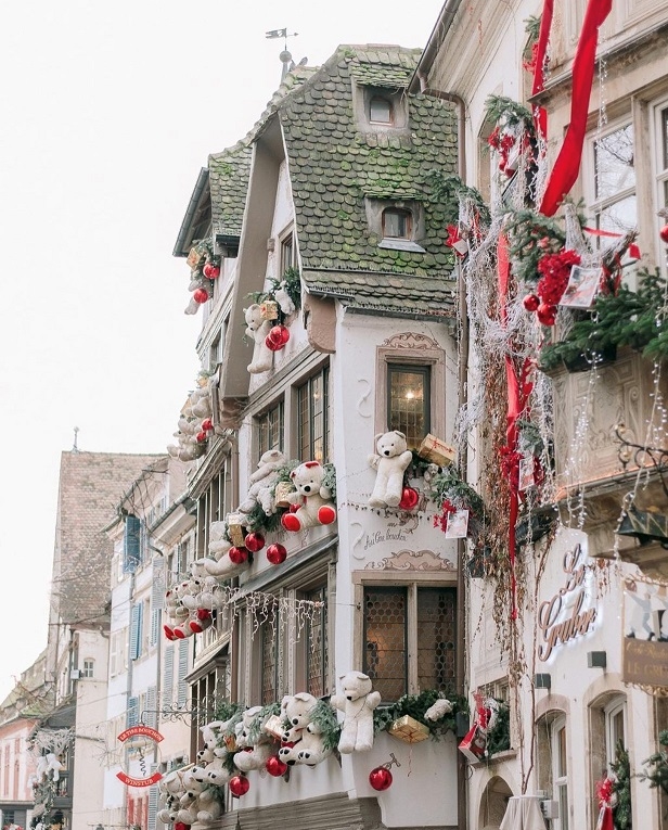 Chợ Giáng sinh Strasbourg bắt đầu mở cửa từ đầu tháng 12, vào thời điểm khai trương, hầu hết các tòa nhà đều có bán gấu bông và rất nhiều đồ trang trí lấp lánh.