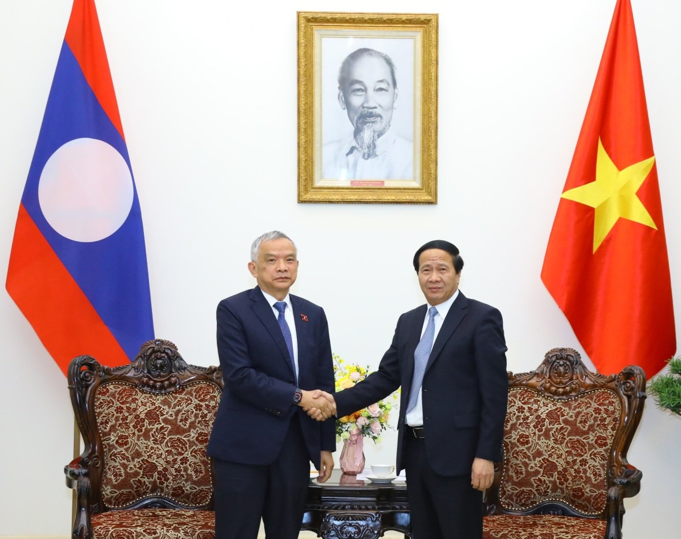 Phó Thủ tướng Lê Văn Thành hội kiến Phó Chủ tịch Quốc hội Lào Sommad Pholsena. Ảnh: VGP/Đức Tuân