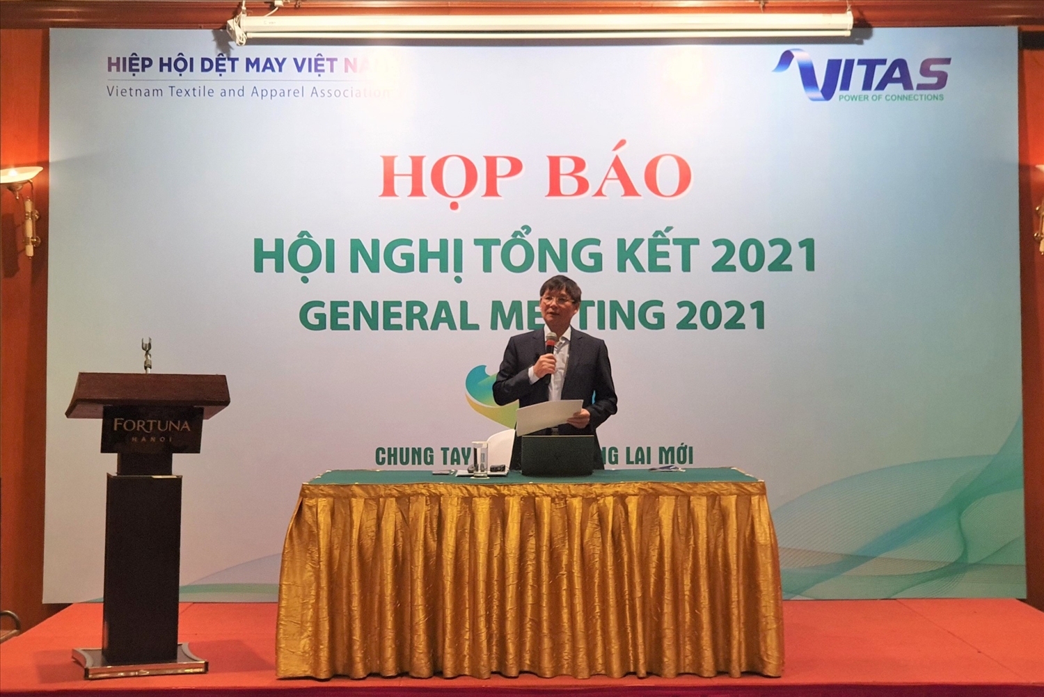 Ông Trương Văn Cẩm, Phó Chủ tịch thường trực, Kiêm Tổng Thư ký Hiệp hội Dệt may Việt Nam (Vitas) thông tin tại buổi họp báo.