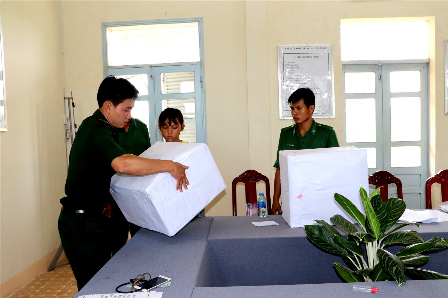 Đại úy Nguyễn Phước Tới (bên trái) trực tiếp bắt vụ vận chuyển 13 kg cần sa từ Campuchia về Việt Nam vào ngày 12/5/2021