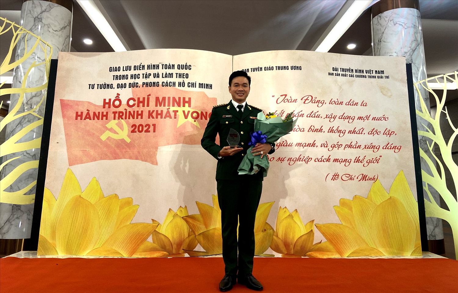 Đại úy Nguyễn Phước Tới vinh dự là đại diện duy nhất của tỉnh An Giang tham gia chương trình Giao lưu “Hồ Chí Minh-Hành trình khát vọng” vào tối 05/12/2021 do Ban Tuyên giáo Trung ương tổ chức