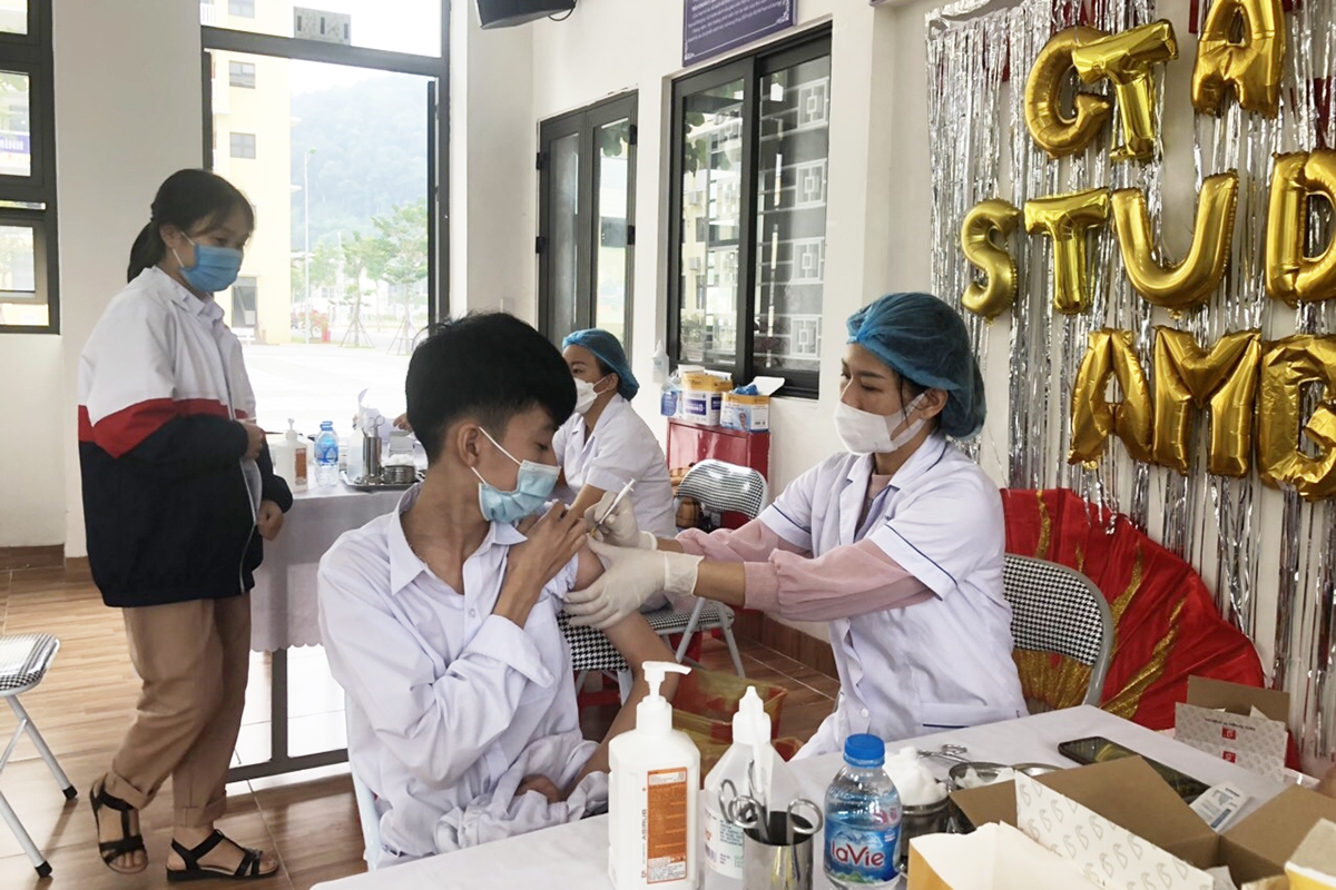 Đến thời điểm này, việc triển khai tiêm vắc xin cho học sinh trên địa bàn tỉnh Lào Cai diễn ra an toàn, đúng đối tượng