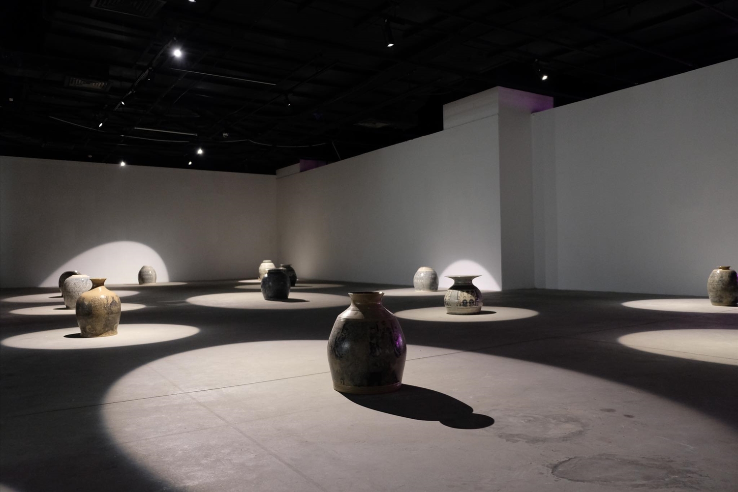 Các tác phẩm đặc sắc tại triển lãm sắp đặt gốm đương đại “Loong Koong”