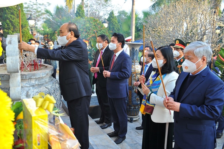 Chủ tịch nước Nguyễn Xuân Phúc dâng hương tưởng niệm các Anh hùng liệt sĩ. (Ảnh: Minh Đức/TTXVN) 