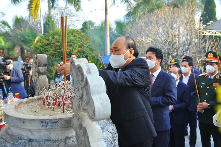 Chủ tịch nước Nguyễn Xuân Phúc cùng đoàn công tác dâng hương tưởng niệm các Anh hùng liệt sĩ tại Nghĩa trang Liệt sĩ Quốc gia Vị Xuyên. (Ảnh: Minh Đức/TTXVN)