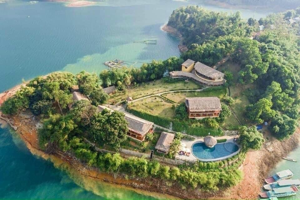 Mai Châu Hideaway là khu nghỉ dưỡng sinh thái tọa lạc tại lòng hồ thủy điện Hòa Bình, với hệ thống nhà sàn mang đậm nét văn hóa đặc trưng của đồng bào các dân tộc. 
