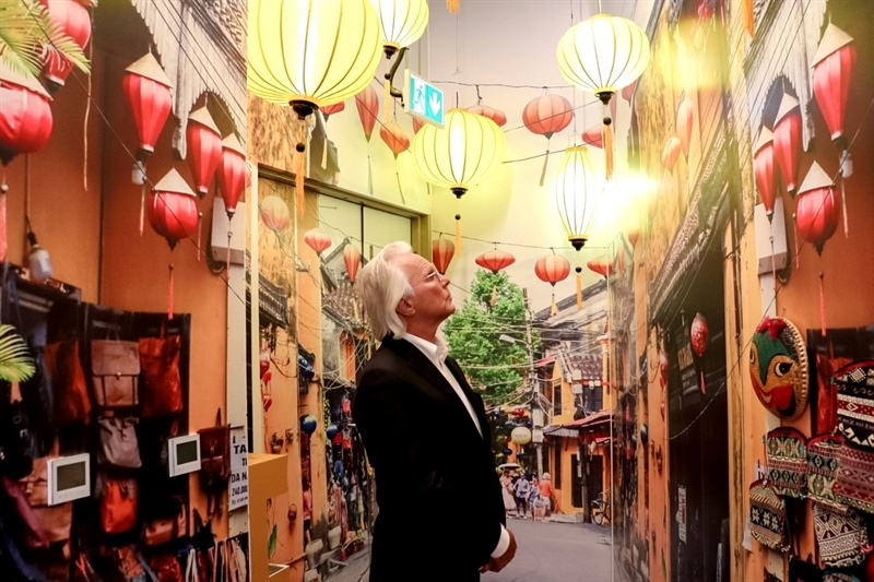 Tổng đại diện Mỹ Robert Clark tại EXPO 2020 tại một góc “check-in” được ưa thích trong Nhà Triển lãm Việt Nam