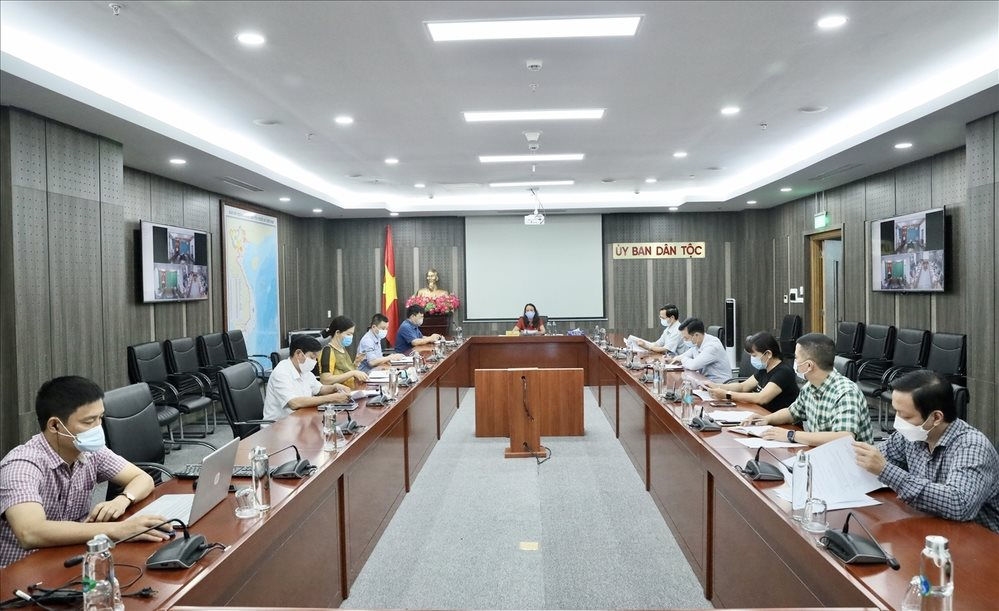 Thứ trưởng, Phó Chủ nhiệm Hoàng Thị Hạnh chủ trì họp công tác phòng chống Covid-19 tại trụ sở cơ quan UBDT