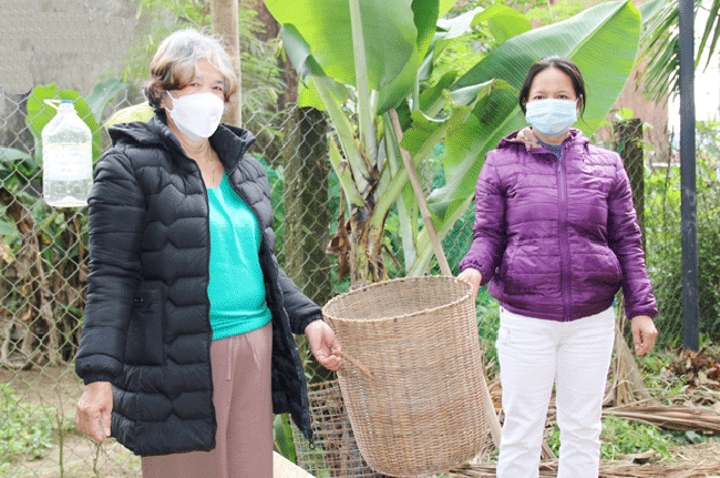 Bà Nguyễn Thị Chọn (bên trái) thôn Giàn Bí, xã Hòa Bắc và bà Trần Thị Phương (thôn Tà Lang) thực hiện phân loại rác thải tại nguồn