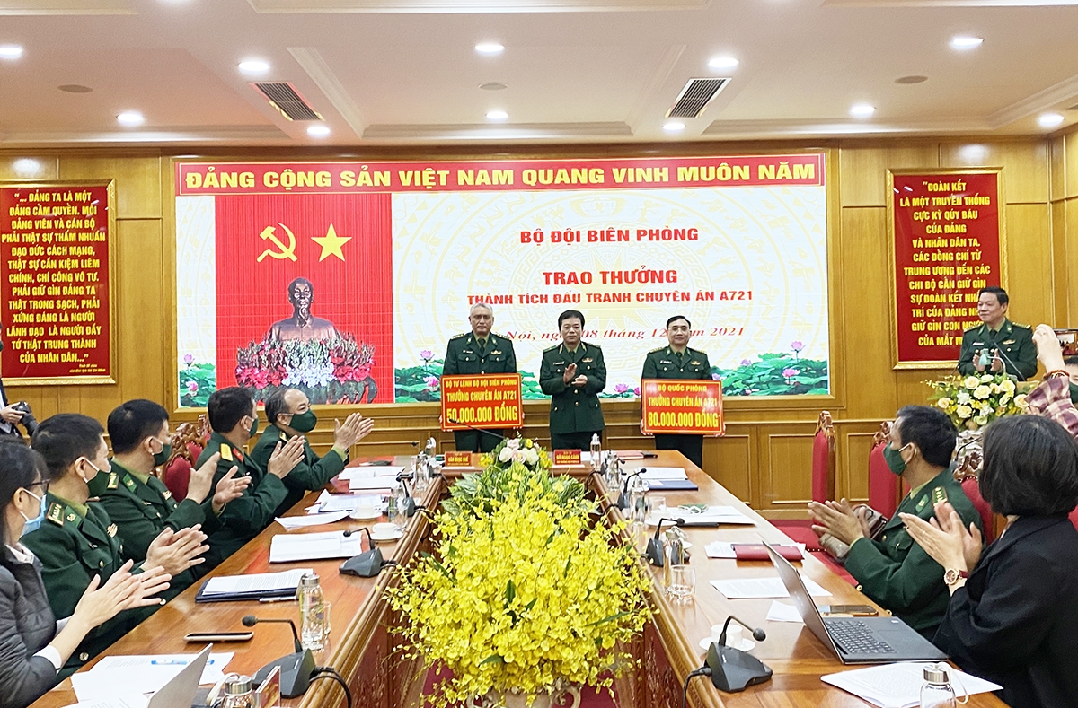 Thiếu tướng Nguyễn Văn Thiện, Phó Tư lệnh BĐBP trao thưởng cho đại diện Ban chuyên án A721 