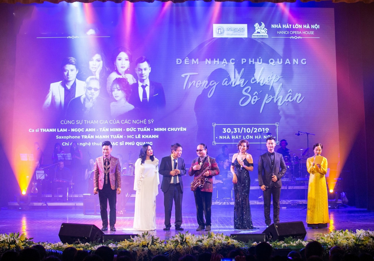 Nhạc sỹ Phú Quang (thứ ba từ trái sang phải) giao lưu với các nghệ sĩ và khán giả trong "Đêm nhạc Phú Quang"- Ảnh TL