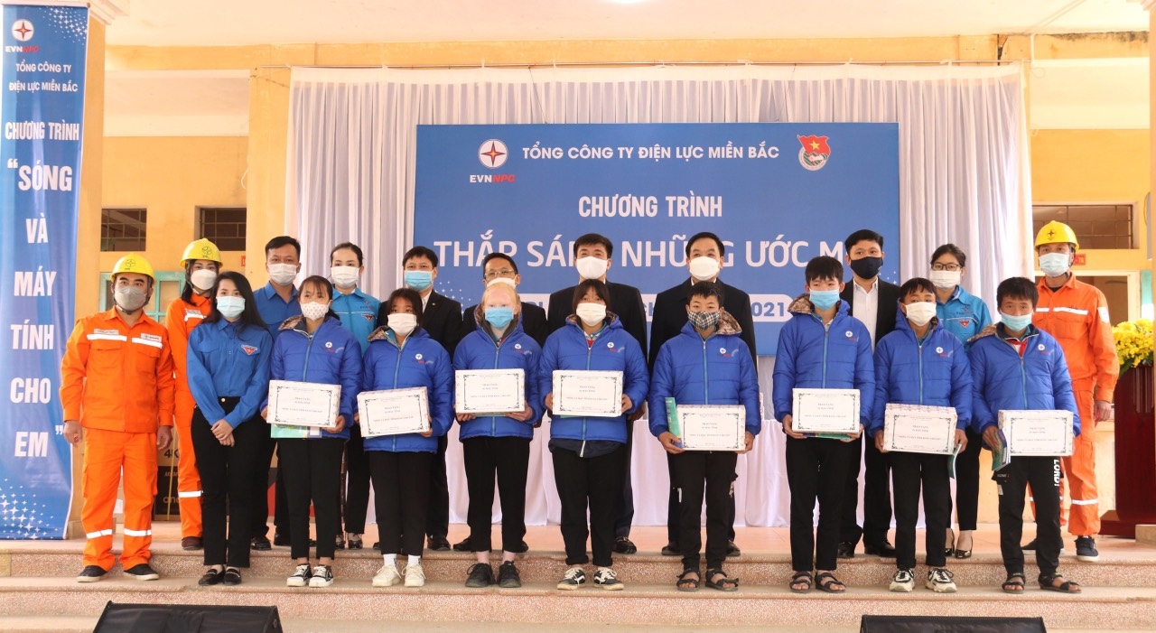 Đại diện EVNNPC và huyện Yên Sơn trao tặng máy tính bảng cho các em học sinh Trường Phổ thông dân tộc bán trú THCS Hùng Lợi