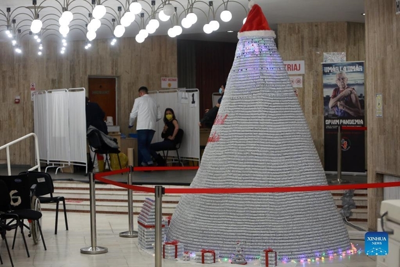 Một cây thông Noel làm từ 19.000 lọ vaccine COVID-19 đã qua sử dụng đang được trưng bày tại một trung tâm tiêm chủng ở Bucharest, Romania nhằm nâng cao nhận thức của người dân về việc tiêm chủng. (Ảnh: Xinhua)