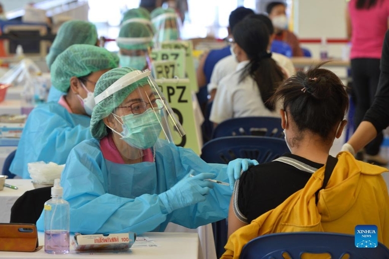 Nhân viên y tế tiêm vaccine COVID-19 cho người dân tại Bangkok, Thái Lan, ngày 7/12/2021. (Ảnh: Xinhua)