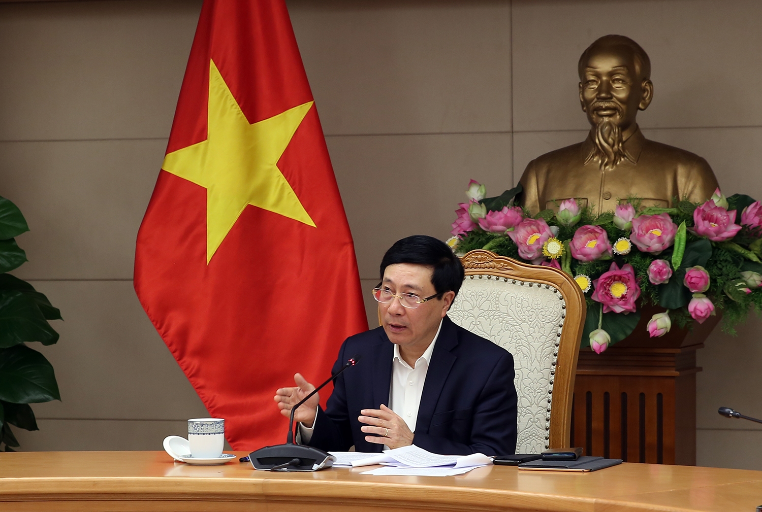 Phó Thủ tướng Phạm Bình Minh cho rằng, việc khôi phục các chuyến bay thương mại quốc tế là yêu cầu của thực tiễn trong tình hình bình thường mới, đặc biệt trước nhu cầu đi lại tăng cao trong thời điểm cuối năm. Ảnh: VGP/Hải Minh