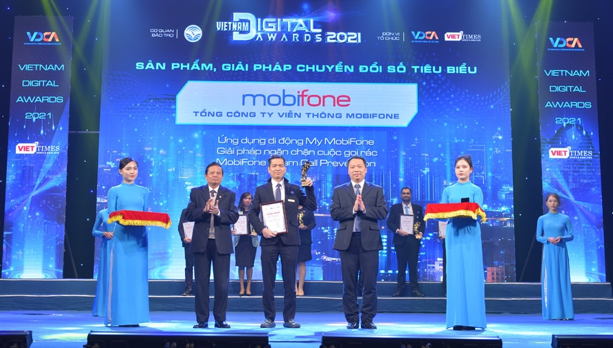 Thứ trưởng Bộ Thông tin và Truyền thông Nguyễn Huy Dũng (bên phải) trao Giải thưởng chuyển đổi số Việt Nam năm 2021 cho đơn vị đoạt giải.