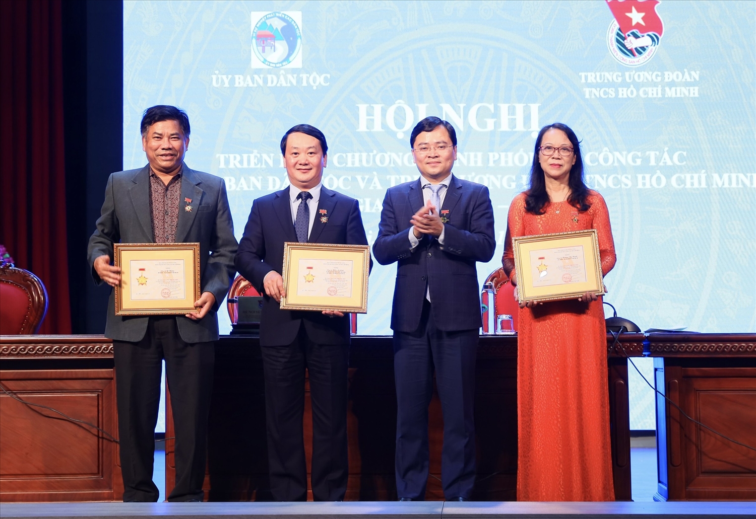 Bí thư Thứ nhất Trung ương Đoàn TNCS Hồ Chí Minh Nguyễn Anh Tuấn trao tặng Kỷ niệm chương “Vì thế hệ trẻ” cho Lãnh đạo UBDT