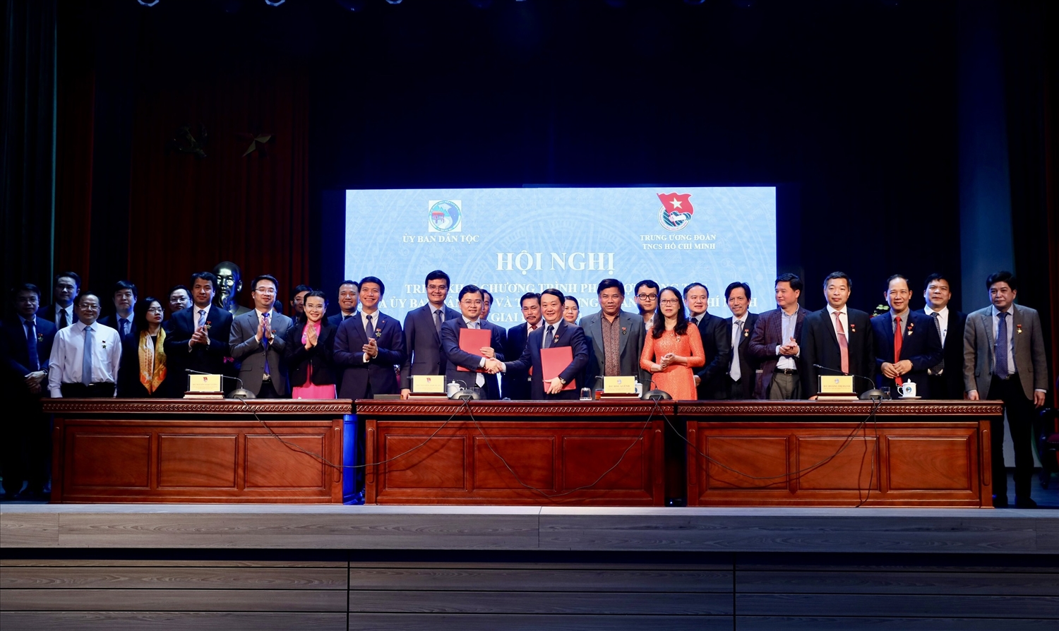 Bộ trưởng, Chủ nhiệm Hầu A Lềnh và Bí thư Thứ nhất Trung ương Đoàn TNCS Hồ Chí Minh Nguyễn Anh Tuấn đã ký kết Chương trình phối hợp công tác giữa UBDT và Trung ương Đoàn TNCS Hồ Chí Minh giai đoạn 2021 - 2025