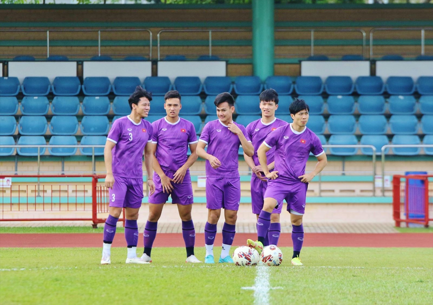 Đội tuyển Việt Nam có đủ 30 cầu thủ tập luyện chuẩn bị cho trận gặp Malaysia. Ảnh: VFF
