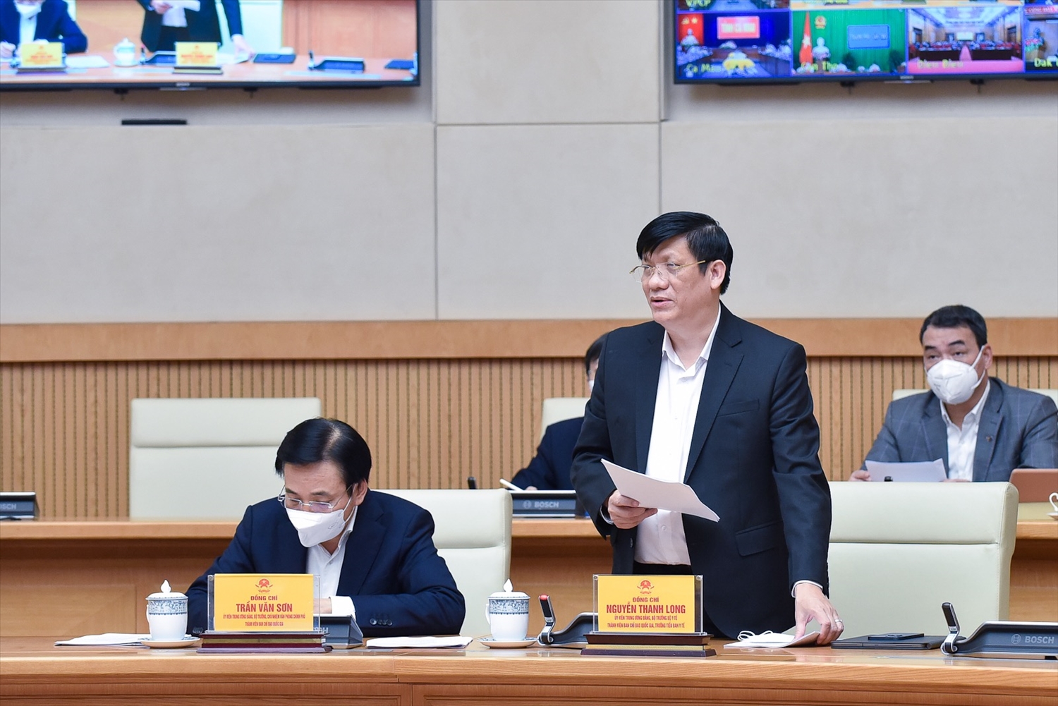 Bộ trưởng Bộ Y tế Nguyễn Thanh Long báo cáo tại cuộc họp - Ảnh: VGP/Nhật Bắc
