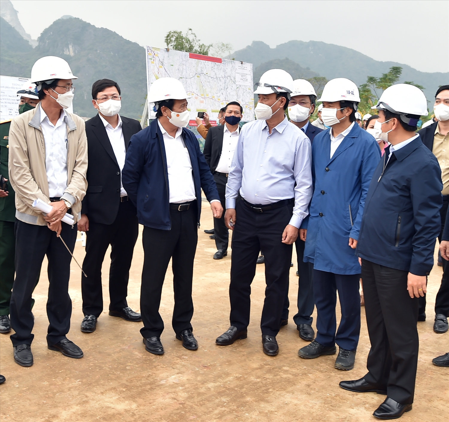 Phó Thủ tướng Lê Văn Thành kiểm tra hiện trường dự án Mai Sơn-Quốc lộ 45 (Thanh Hóa) - Ảnh VGP/Đức Tuân