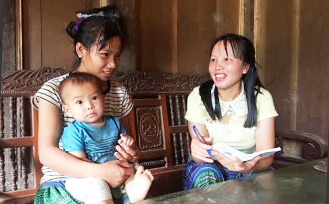 Cán bộ chuyên trách dân số xã Hồng Ca, huyện Trấn Yên tuyên truyền các biện pháp KHHGĐ cho phụ nữ trong độ tuổi sinh đẻ