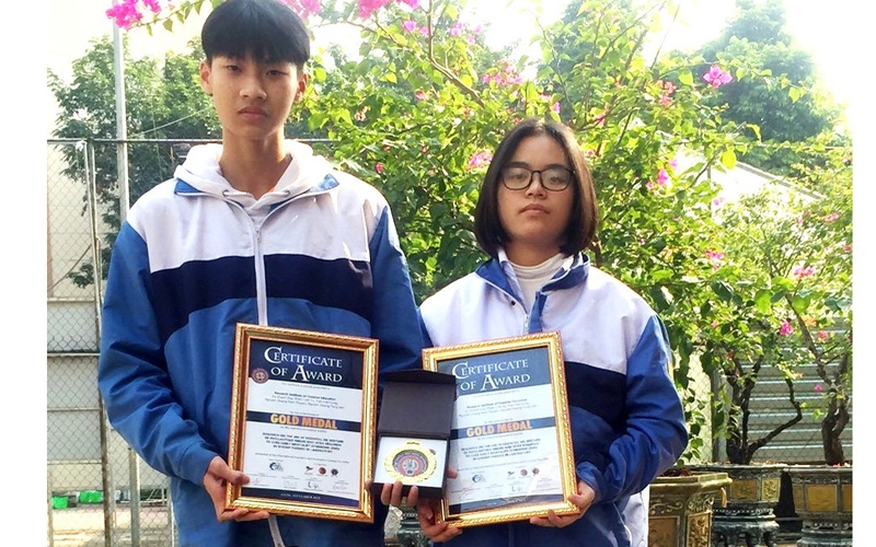 Hai học sinh Trường THPT Chuyên Lào Cai đoạt Huy chương vàng cuộc thi “Sáng chế Quốc tế Prix Eiffel 2021”