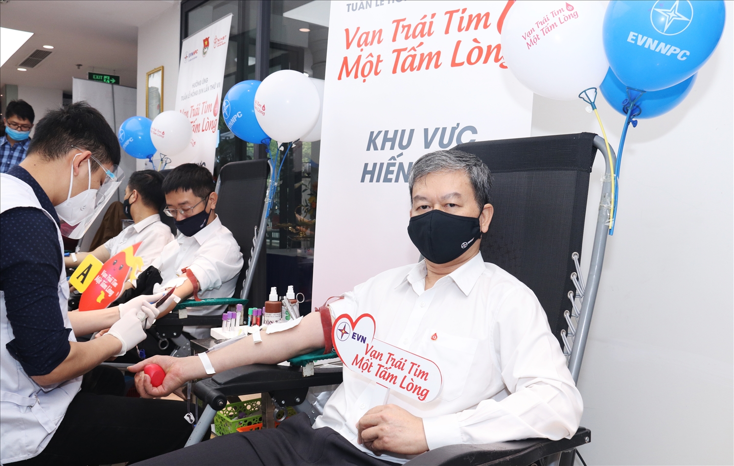 Ông Lê Quang Thái, Phó Tổng giám đốc Tổng công ty Điện lực miền Bắc nhiều năm liền tham gia hiến máu tình nguyện
