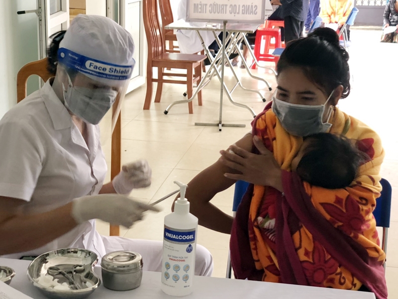 Tiêm vắc xin cho đồng bào các DTTS ở xã Thượng Trạch, huyện Bố Trạch 