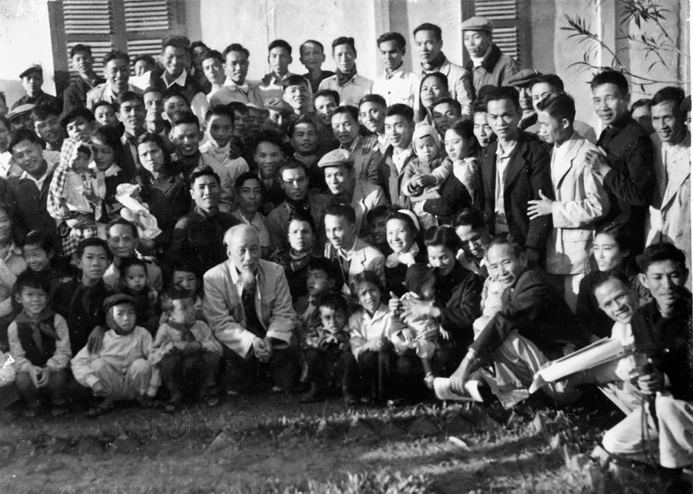 Bác Hồ chụp ảnh với cán bộ, công nhân viên và con em nhân viên cơ quan tỉnh ủy Nghệ An năm 1961