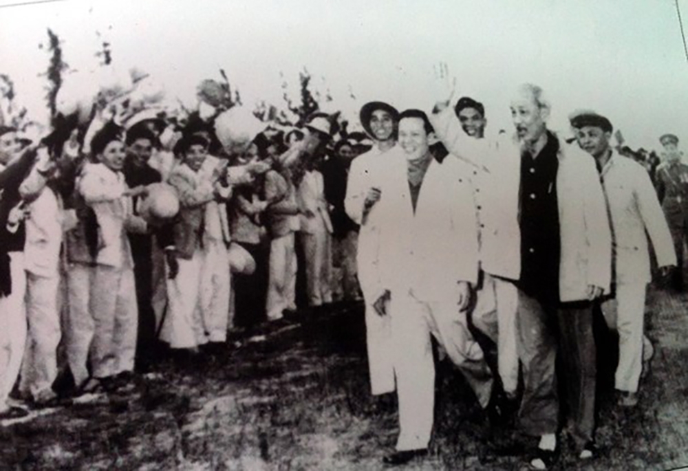 Người dân Nghệ An chào đón Bác về thăm quê lần thứ 2 năm 1961