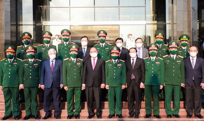Chủ tịch nước Nguyễn Xuân Phúc cùng các đại biểu chụp ảnh lưu niệm với lãnh đạo Bộ Tư lệnh Quân khu 4. 