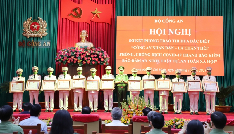 Thừa ủy quyền của Chủ tịch nước, Bộ trưởng Tô Lâm trao Huân chương chiến công hạng Nhì cho các tập thể đã lập chiến công, thành tích xuất sắc