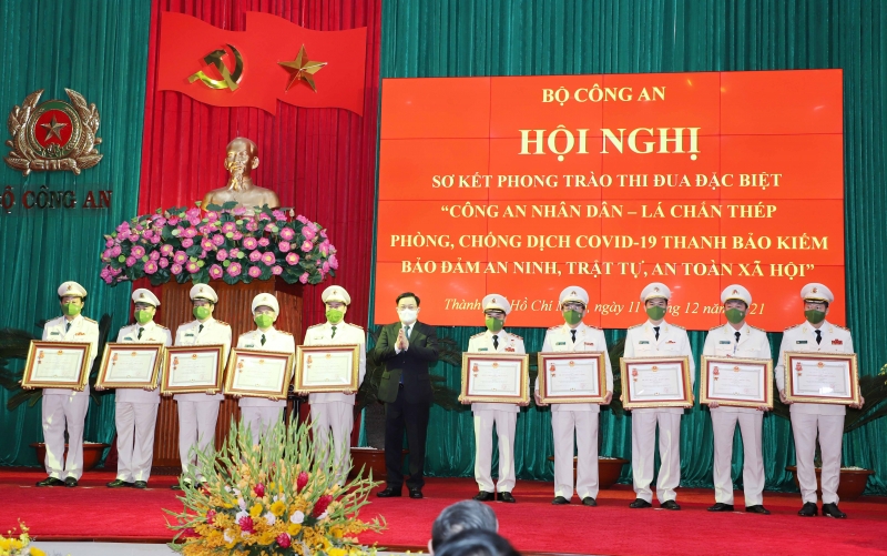 Chủ tịch Quốc hội Vương Đình Huệ thay mặt lãnh đạo Đảng, Nhà nước trao Huân chương Chiến công hạng Nhất cho các tập thể đã lập chiến công, thành tích xuất sắc