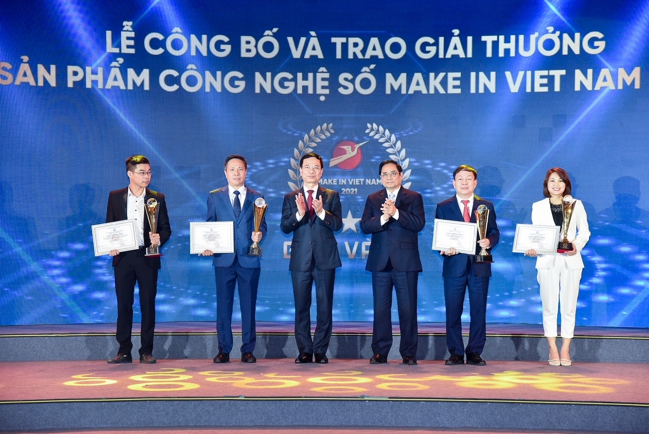 Tại Diễn đàn, Bộ Thông tin và Truyền thông trao Giải thưởng sản phẩm công nghệ số Make in Vietnam năm 2021. Ảnh: VGP/Nhật Bắc
